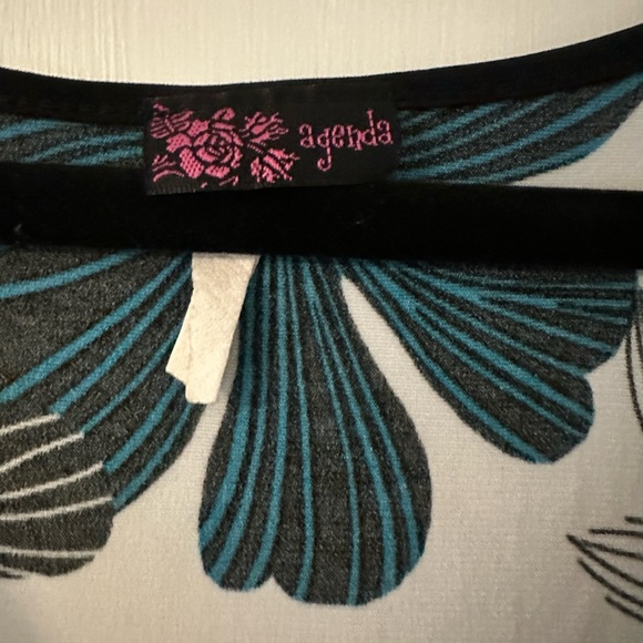 Cute Blouse - Picture 2 of 5